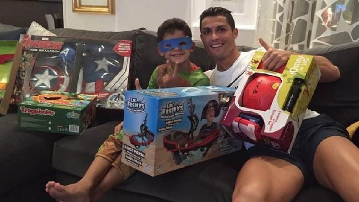 Cristiano Ronaldo, con su hijo, el día de Reyes.-INSTAGRAM
