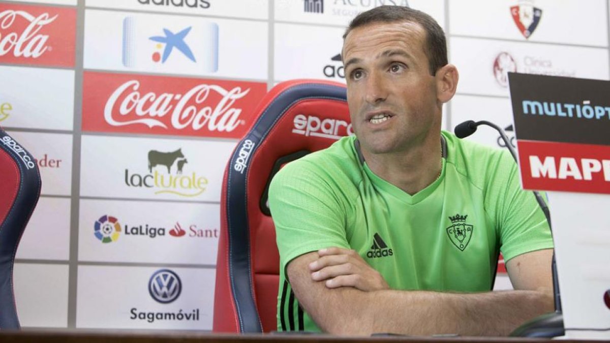 José Manuel Mateo durante una rueda de prensa cuando era entrenador del Osasuna B.-MIKEL SAIZ