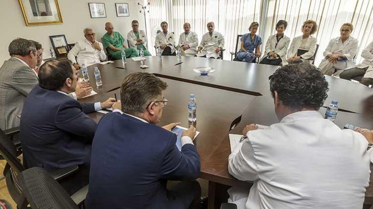 Imagen de la reunión con la subcomisión de quirófanos del HUBU con el consejero de Sanidad..-SANTI OTERO