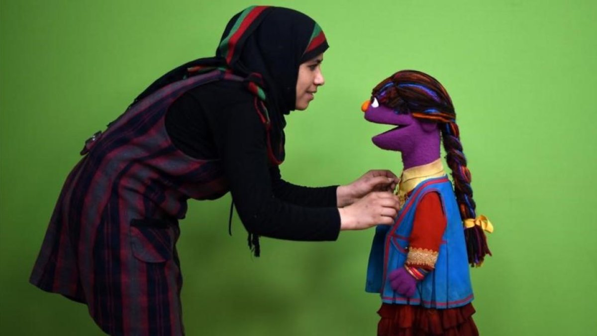 La titiritera Raziya Nazari prepara a la marioneta Zari para la versión de 'Barrio Sésamo' en Afganistán.-WAKIL KOHSAR