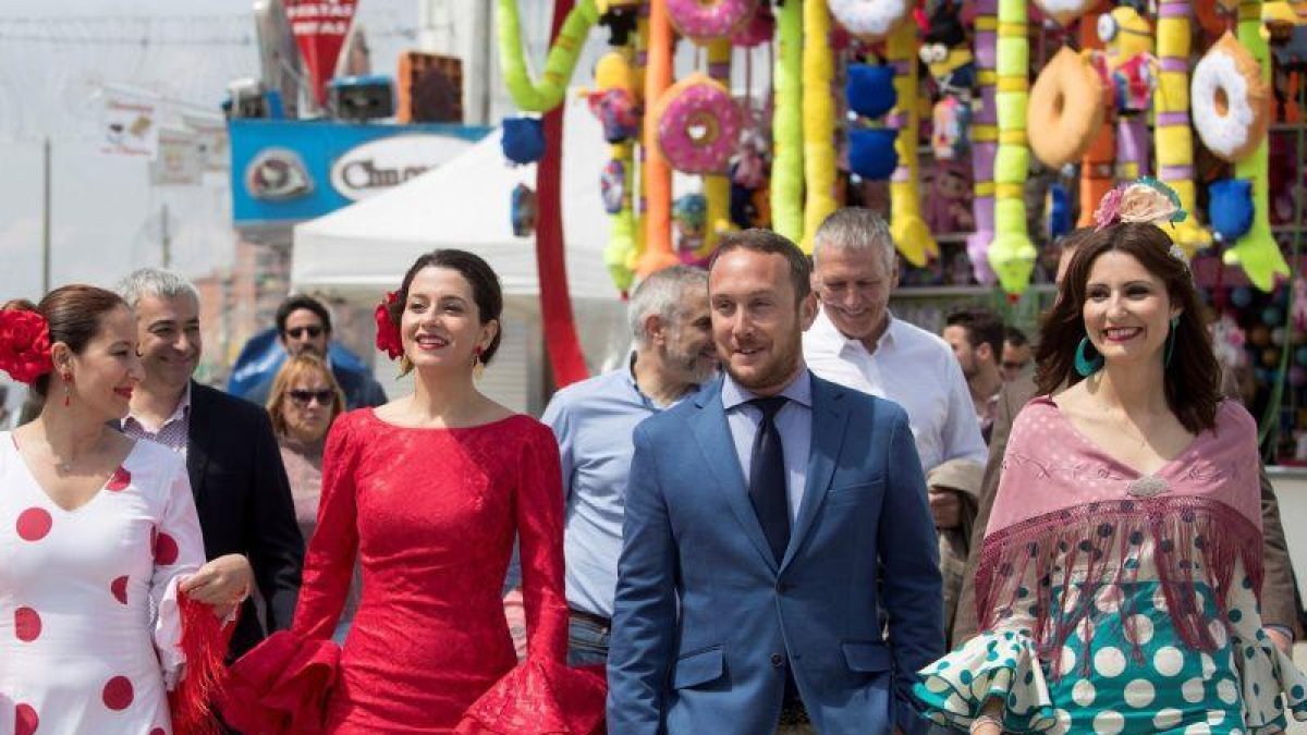 La líder de Ciudadanos en Cataluña, Inés Arrimadas (2i), junto al presidente de la Federación de Entidades Culturales Andaluzas en Cataluña (FECAC), Daniel Sainero, y las diputadas Lorena Roldán (1d), y Sonia Sierra, en su visita a la Feria de Abril.-MARTA PEREZ (EFE)