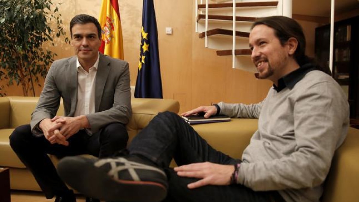 Pedro Sánchez y Pablo Iglesias, durante una reunión en el Congreso.-JOSE LUIS ROCA
