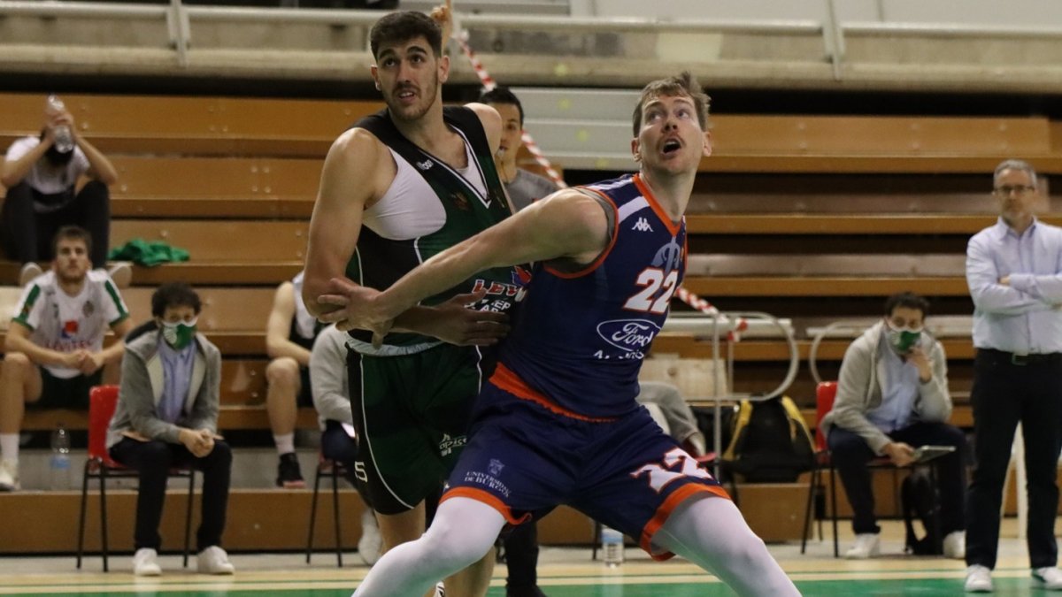 Nicholas gana la posición en la lucha por el rebote. PEÑAS HUESCA
