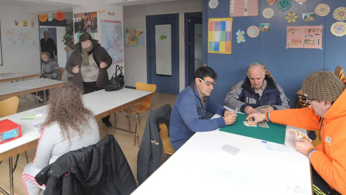 Varios usuarios de Prosame juegan a las cartas y dibujan ayer en las instalaciones de la asociación.-ISRAEL L. MURILLO