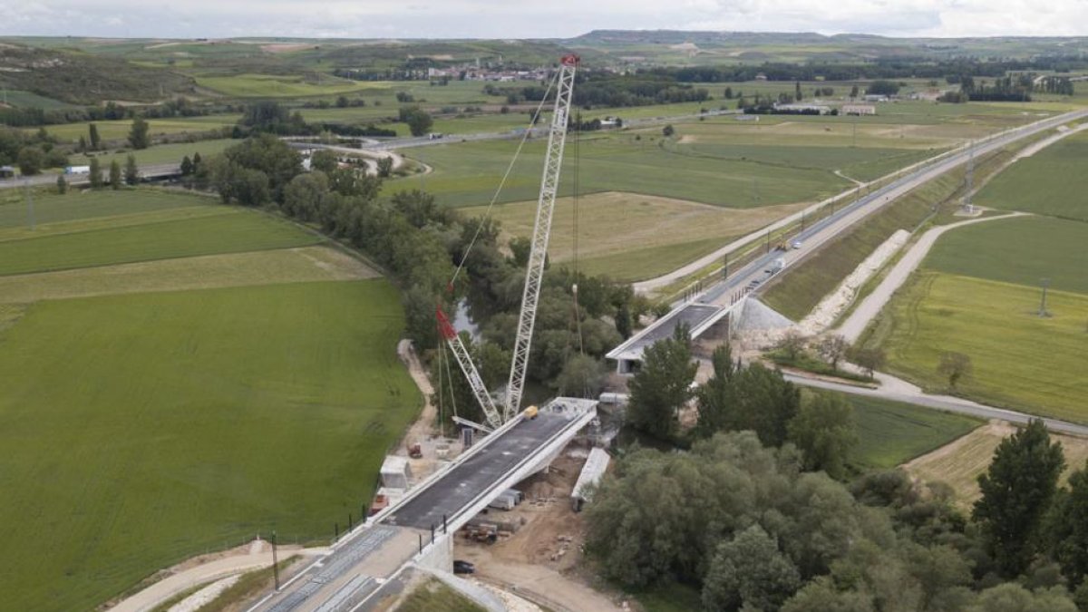 Vista área del estado de los trabajos ayer en el viaducto del AVE en Frandovínez.-ISRAEL L. MURILLO