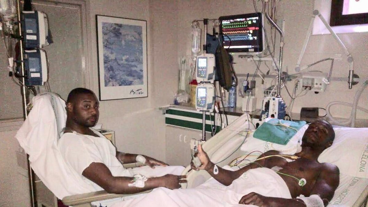 Abidal y su primo Gérard Armand en el Hospital tras la operación.-TWITTER