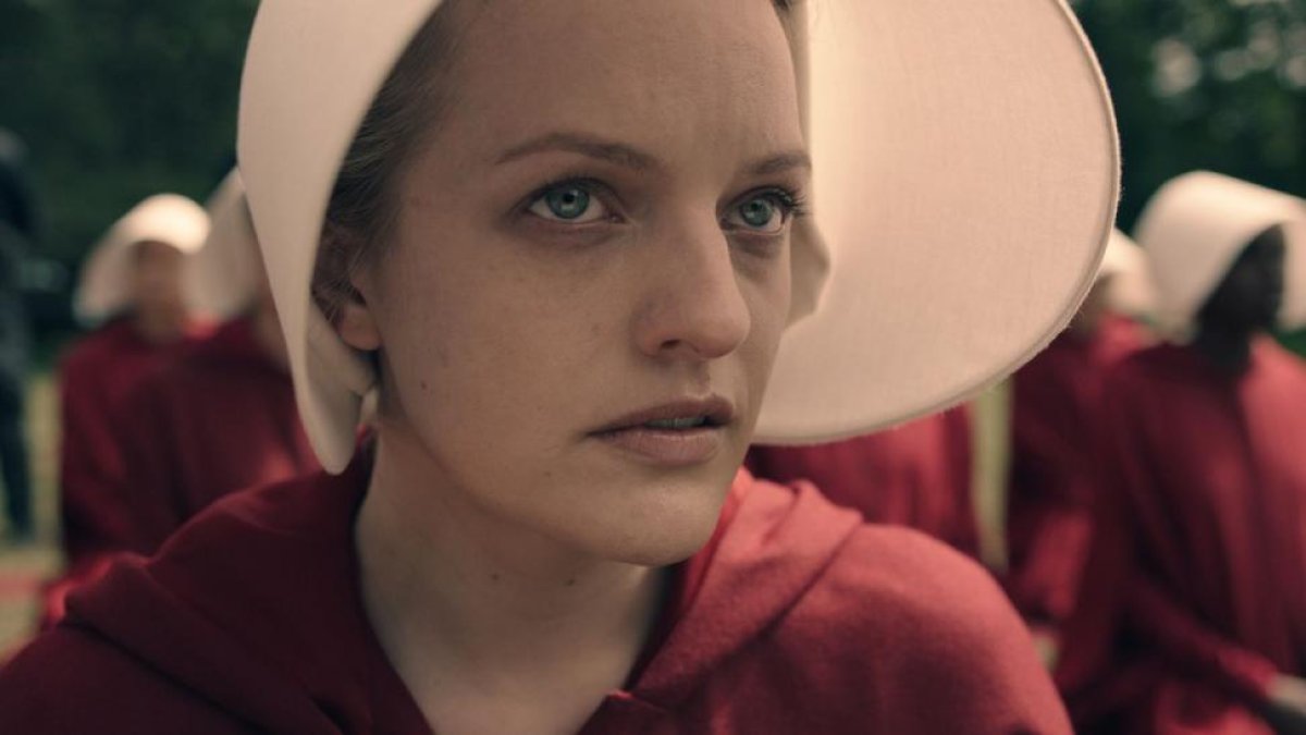 La actriz Elisabeth Moss da vida a la protagonista de la serie 'The handmaid's tale'.-