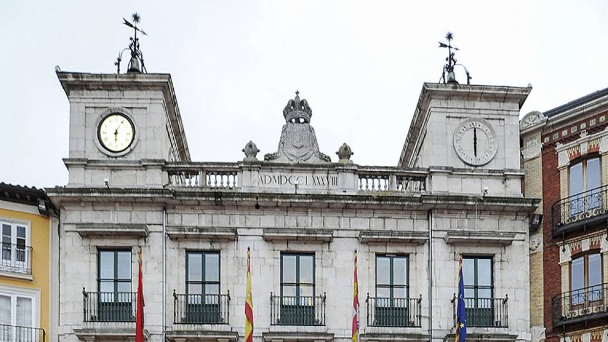 La deuda viva del Ayuntamiento de Burgos ha bajado en 159 millones desde 2010.-RAÚL G. OCHOA