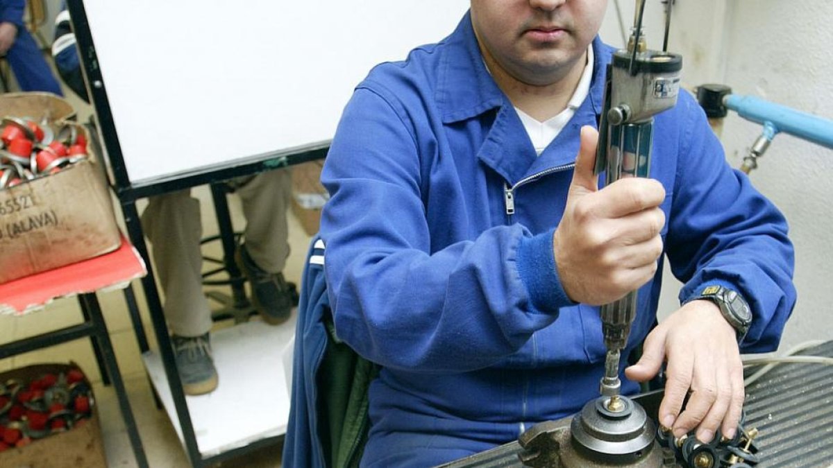 Un usuario desarrollando su trabajo en el Centro Especial de Empleo de Aspanias. ECB