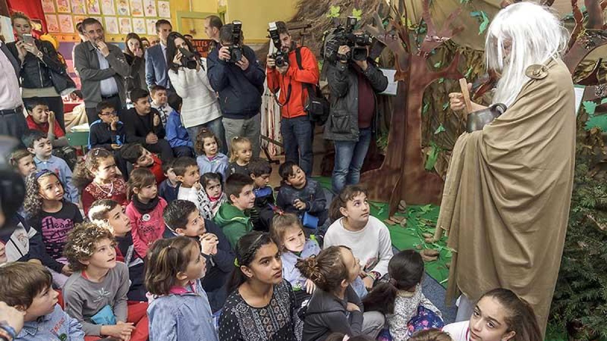 Los alumnos escuchan a la profesora en la clase dedicada a Mesopotamia.-SANTI OTERO