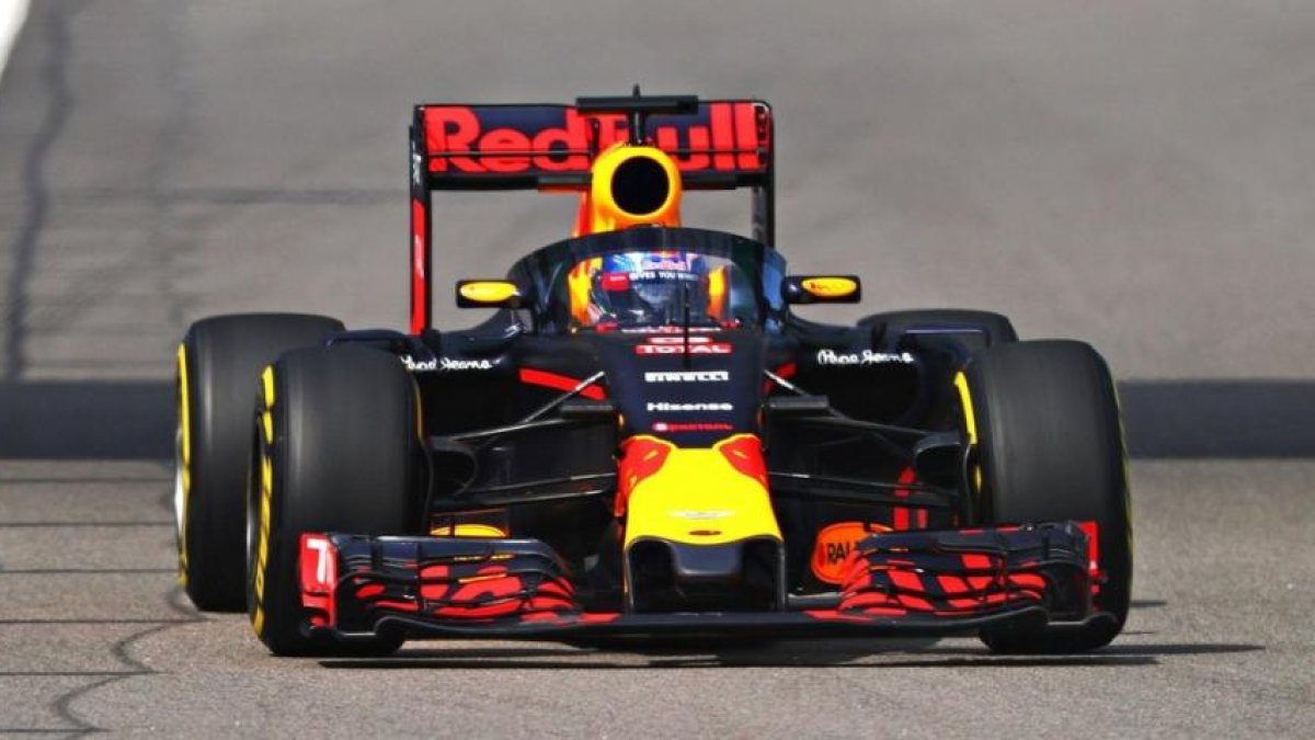 Daniel Ricciardo prueba la cúpula de seguridad en su Red Bull en el trazado de Sochi.-RED BULL RACING