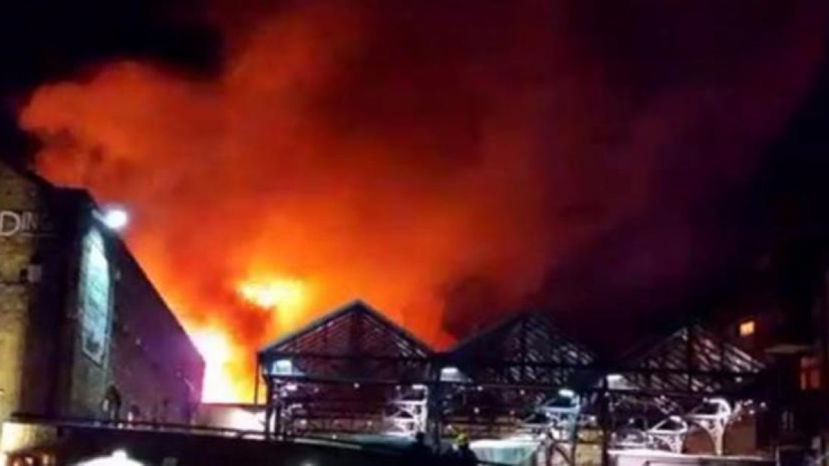 Incendio en el mercado londinense de Camden.-