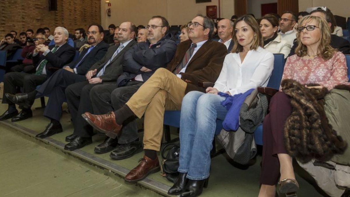 El consejero de Educación, Fernando Rey, rodeado de distintas autoridades en el momento de la entrega de los premios.-SANTI OTERO