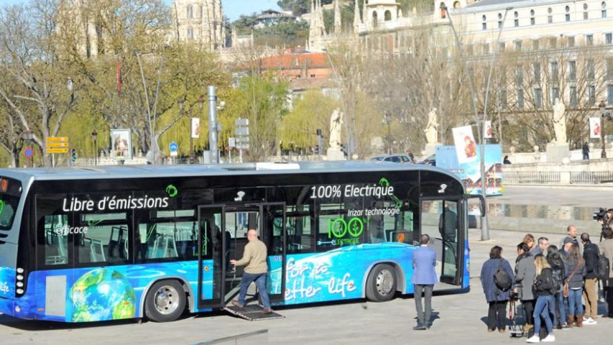 El autobús eléctrico de la empresa Irizar circulará en la línea 1 hasta el próximo 12 de abril.-ISRAEL L. MURILLO