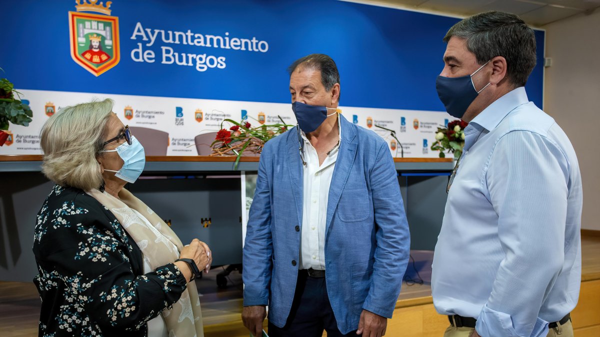 Rosa Niño, concejala de Comercio, con Enrique Daguerre Galindo, presidente de Fleurop Interflora, y Eduardo González López, director general de Interflora Iberia.