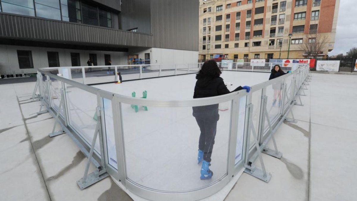 Dos niñas en la pista de hielo instalada junto al polideportivo del colegio de la Sagrada Familia.-ISRAEL L. MURILLO