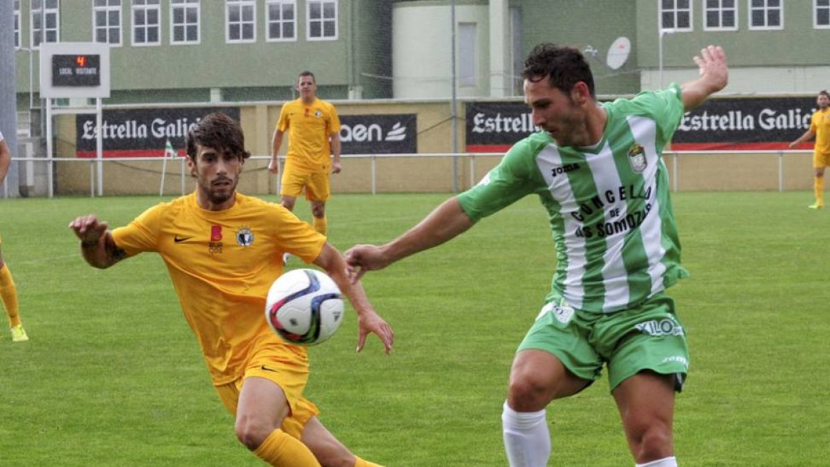 Andrés disputa un balón con un jugador del Somozas en el primer encuentro de la temporada-ECB