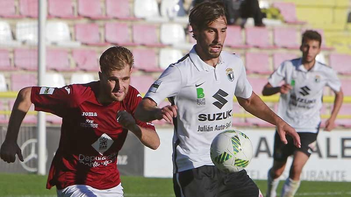 El lateral del Burgos CF Andrés protege un balón en el último choque disputado en ElPlantío-Raúl G. Ochoa