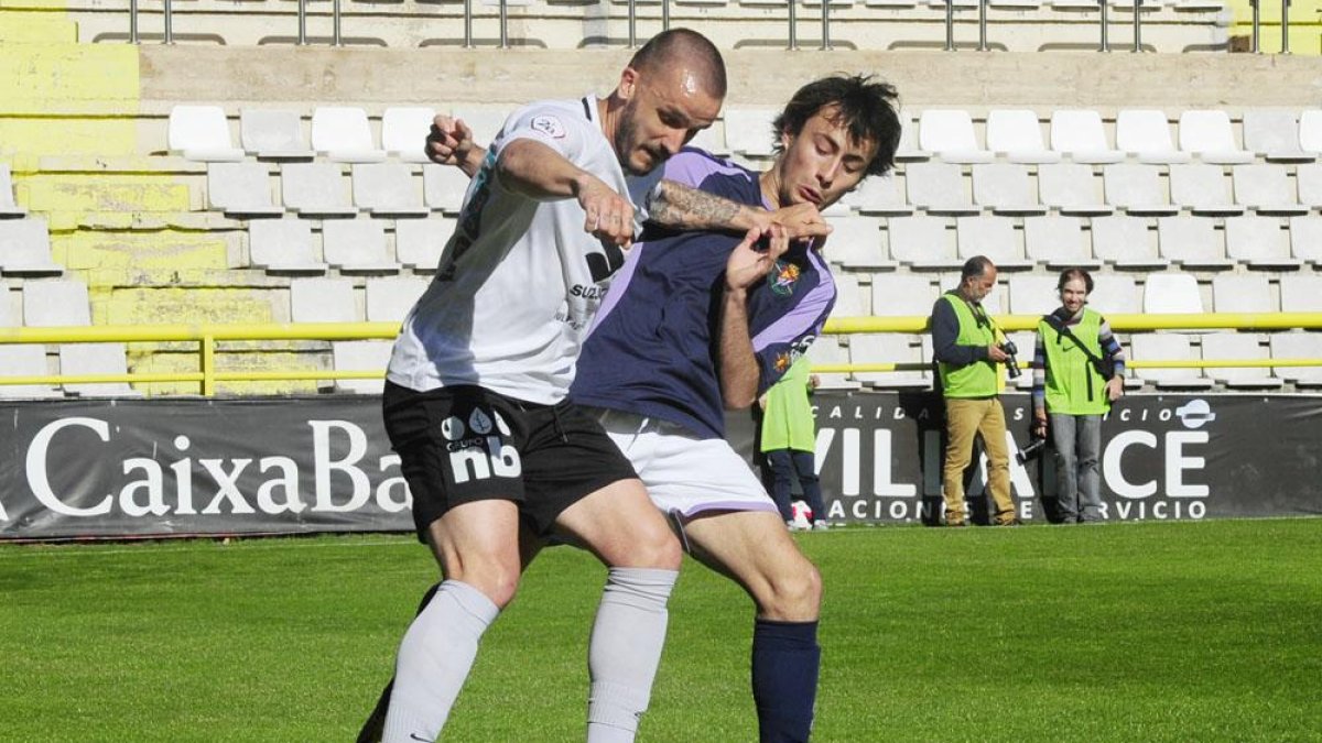 Borja Sánchez protege un balón en el choque ante el Valladolid B en El Plantío-Israel L. Murillo