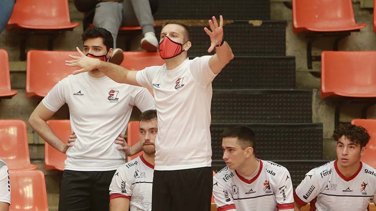 Nacho González da instrucciones a sus jugadores. RAÚL G. OCHOA