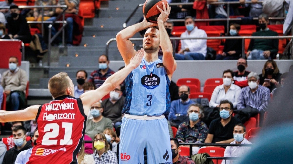 Kacinas lanza a canasta en un partido con la camiseta del Breogán. ACB PHOTO / E. CASAS