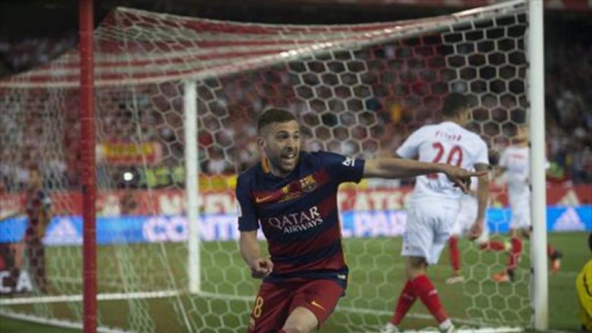 Jordi Alba corre a celebrar su gol tras marcar de tiro cruzado-JORDI COTRINA