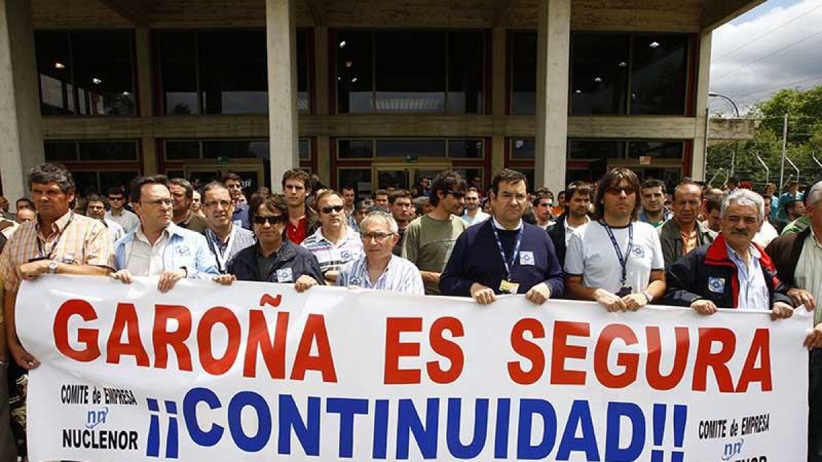 Una de las protestas de los trabajadores a las puertas de la central del Valle de Tobalina.-RAÚL G. OCHOA