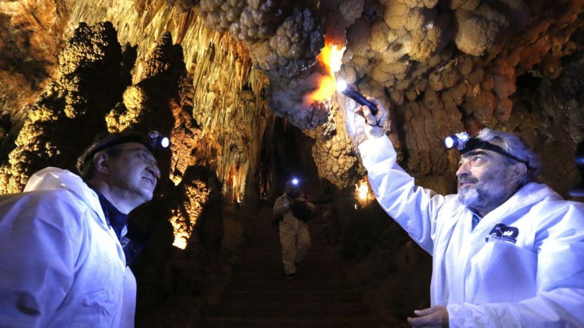 El presidente de la Diputación de León, Juan Martínez Majo, durante la visita al nuevo recorrido 'Valporquero insólito', puesto en marcha con motivo del 50 aniversario de la apertura de este espacio natural al público.-ICAL
