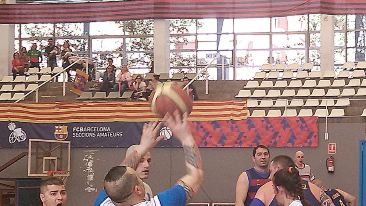 Helder lanza a canasta en el partido disputado en Sant Feliu.-ECB