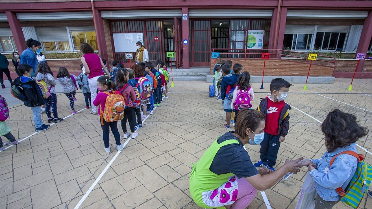 MEDIDAS DE SEGURIDAD CONTRA EL COVID EN EL PRIMER DIA DE CLASE EN EL COLEGIO JUECES DE CASTILLA DE BURGOS. SANTI OTERO
