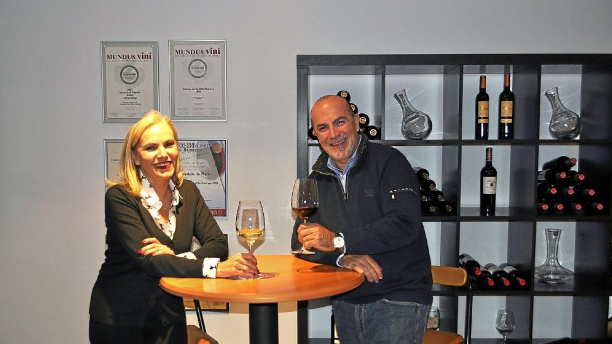 Ana Isabel Gómez y FernandoVegas, responsables de este grupo bodeguero, en la sala de catas de la bodega burgalesa de Fuentespina.-I. M.