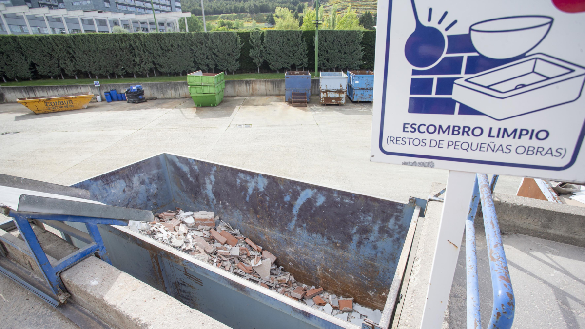 Contenedor para escombros del punto limpio Norte. SANTI OTERO