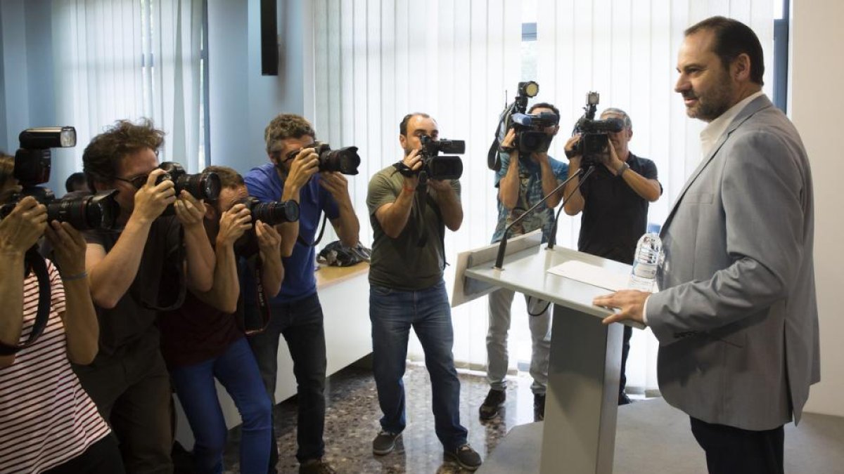 José Luis Ábalos, ante los periodistas.-MIGUEL LORENZO