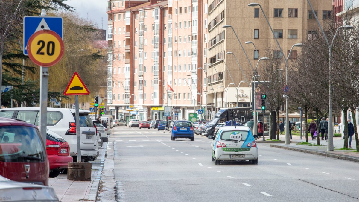 El proyecto, con un coste de más 250.000 euros, se proyecta a lo largo de toda la avenida. SANTI OTERO