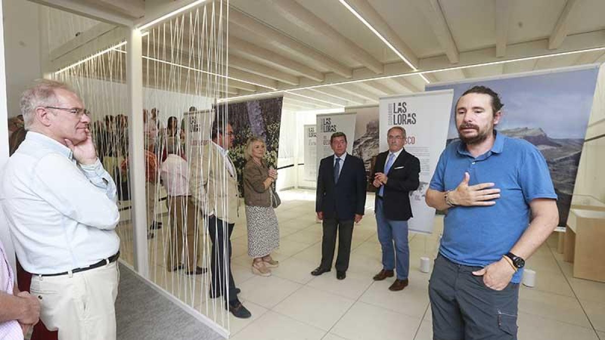 José Ángel Sánchez -responsable de la asociación Argeol impulsora del proyecto del Geoparque-, explicó a los presentes las dotaciones del centro.-R. O.