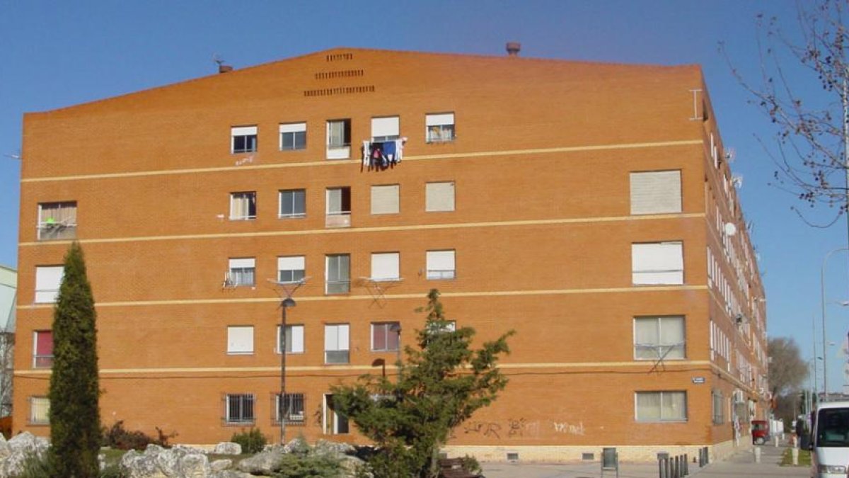 La administración tapará el butrón que un vecino hizo en uno de los pisos para acceder a una de las viviendas tapidas y fabricar droga.-L. V.