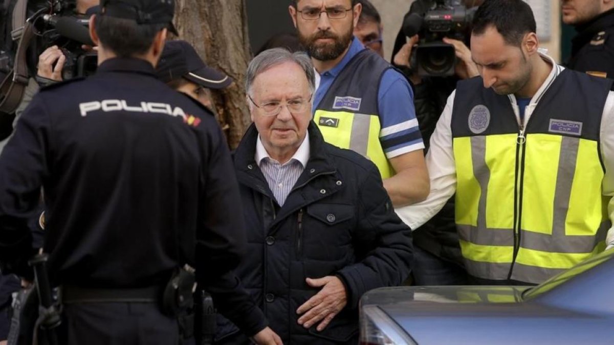 Miguel Bernard, presidente del sindicato Manos Limpias, sale de la sede acompañado de la policía.-JOSÉ LUIS ROCA