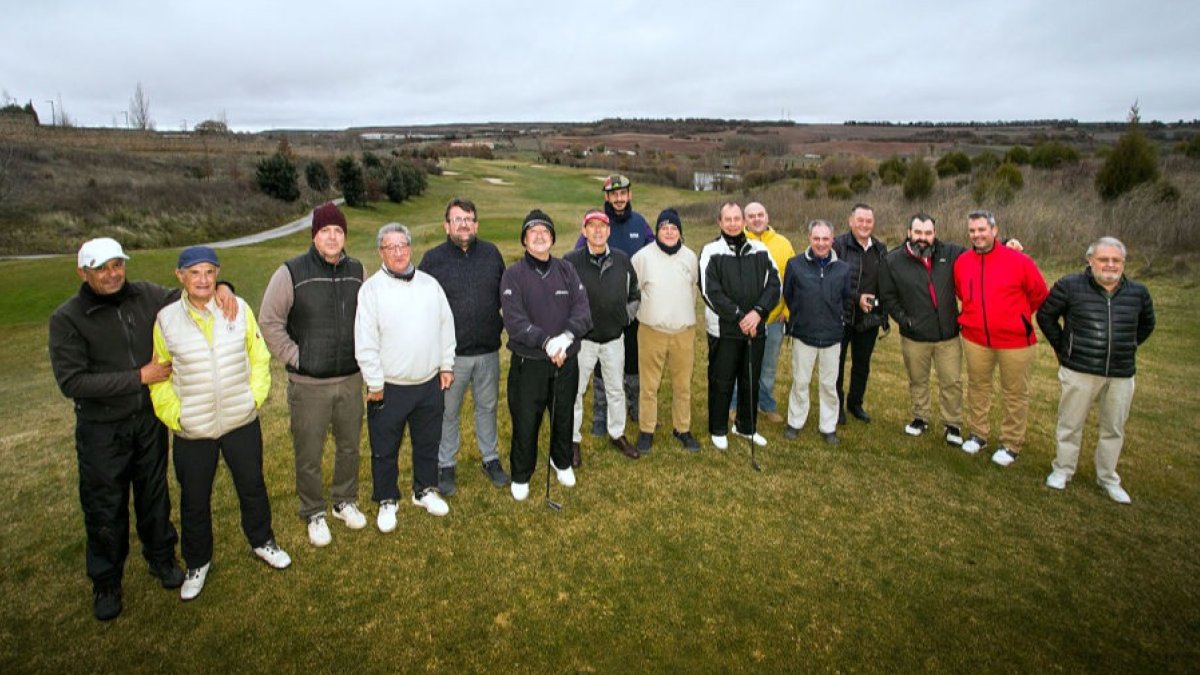 Foto de familia de los jugadores que comenzaron el torneo de golf a primera hora del día de ayer. TOMÁS ALONSO