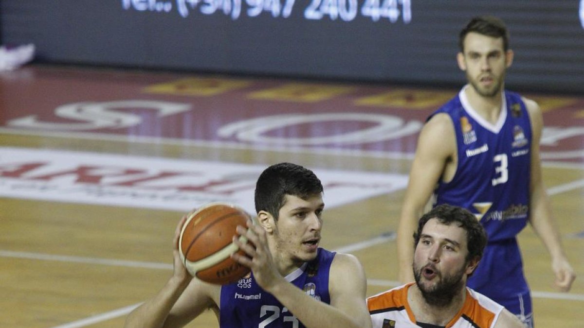 Huskic espera el movimiento de sus compañeros ante el jugador del Araberri Buesa.-SANTI OTERO