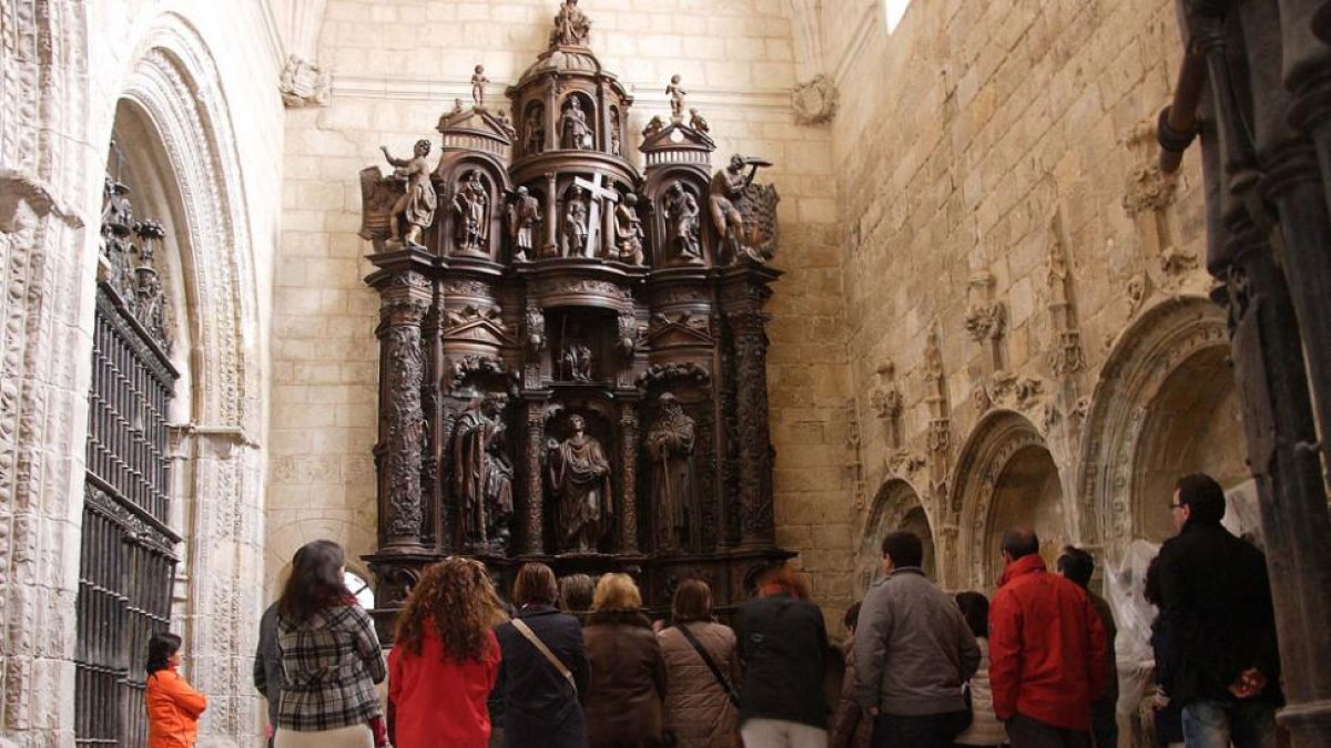 El retablo de ‘Las Once Mil Vírgenes’ es contemporáneo del presente en la iglesia de Santa Clara.-G.G.