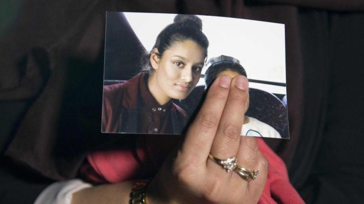 Foto de Shamima Begum, mostrada por su hermana Renu, en una rueda de prensa en el 2015.-AFP / LAURA LEAN