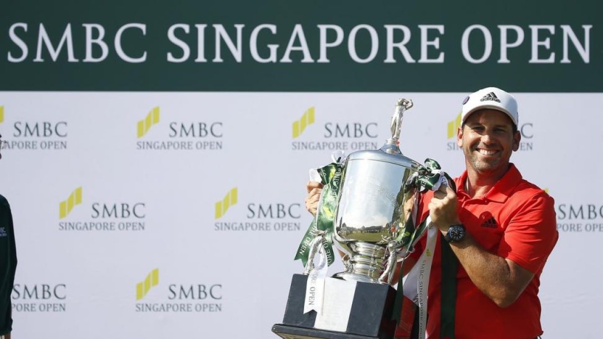 Sergio García levanta el trofeo por su triunfo en Singapur-WALLACE WOON (EFE)