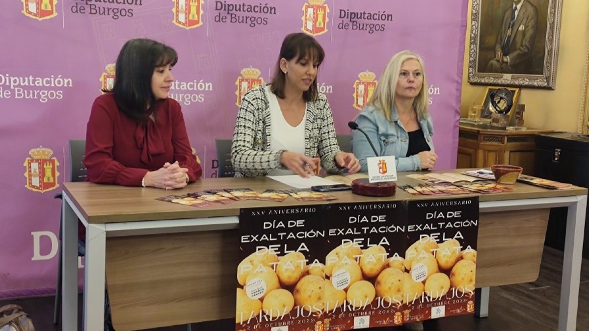 Pilar Zorrilla (Autismo Burgos), Laura Puente (Alcalde de Tardajos) y Soledad Barrionuevo (técnica de Turismo) presenta el Día de Exaltación de la Patata. D. S. M.