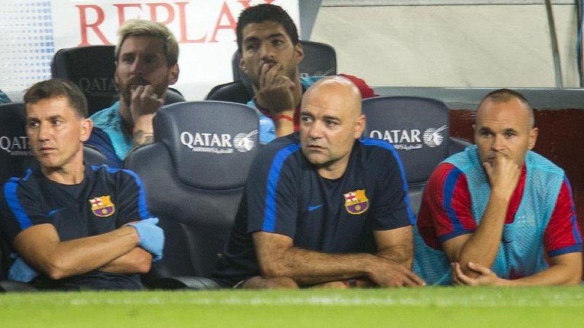 Iniesta, sentado en el banquillo en el Barça-Alavés (1-2) junto a Suárez y Messi. Los tres salieron luego al campo.-JORDI COTRINA