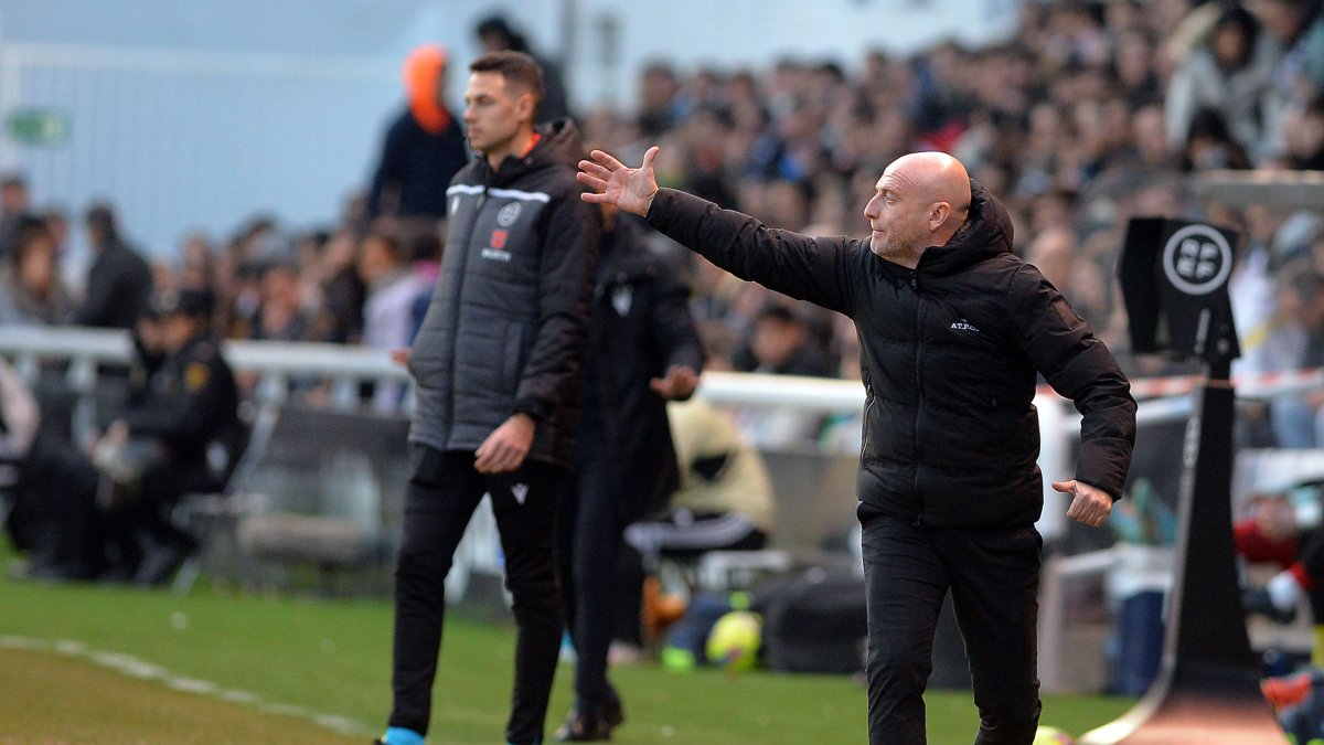 El entrenador del Burgos CF, Julián Calero, durante un partido.TOMÁS ALONSO