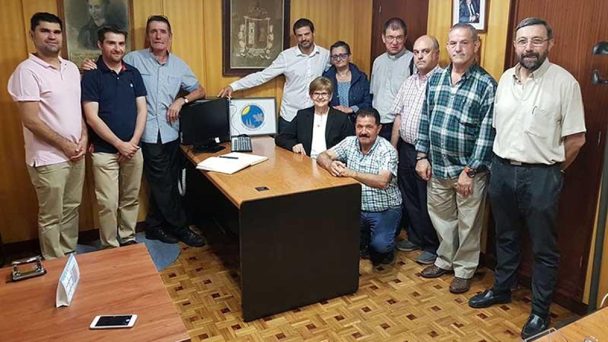 La Junta Directiva, sus vocales acompañados por integrantes de la asociación en su sede.-ECB