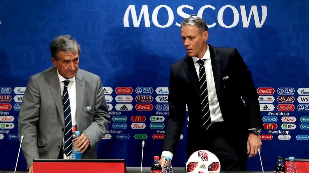 Parreira y Van Basten, en la comisión de estudio técnico de la FIFA.-/ EFE / ABEDIN TAHERKENAREH