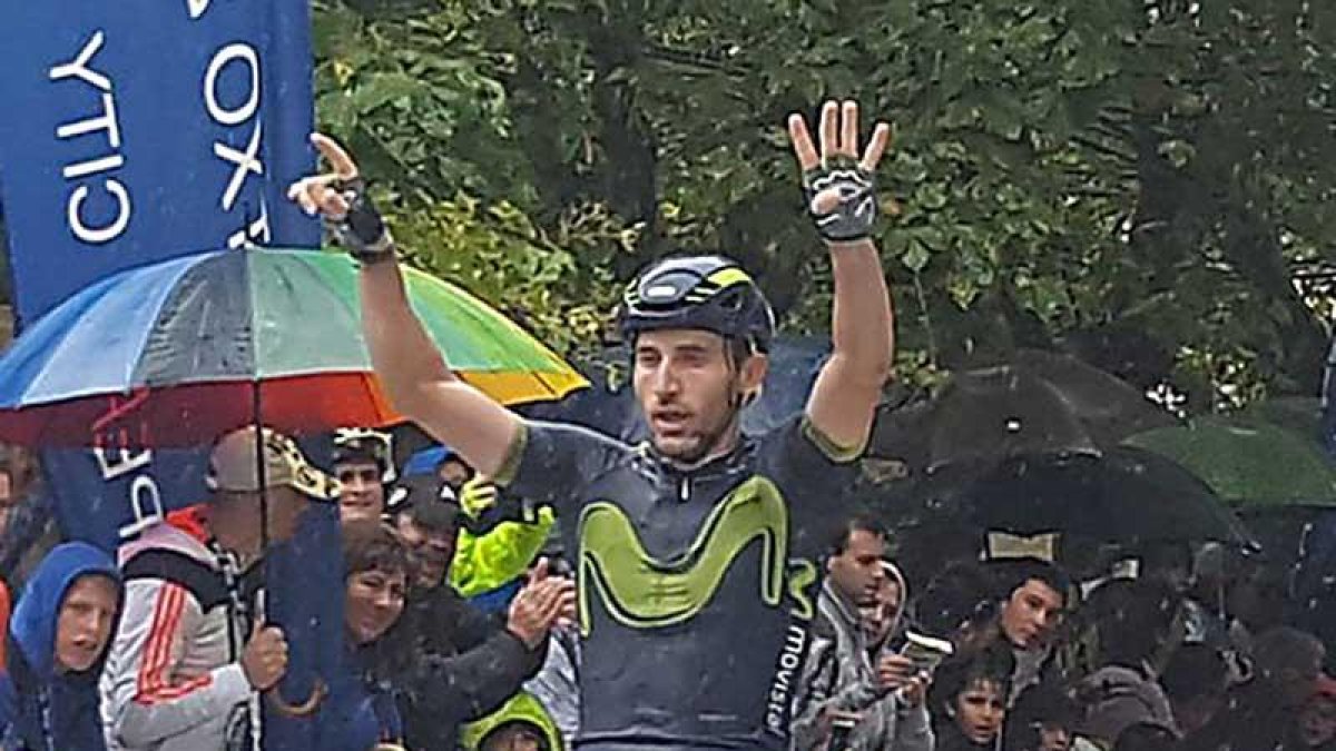 Carlos Barbero entra triunfador en la meta del Circuito de Getxo.-@Mertxe_Beriain