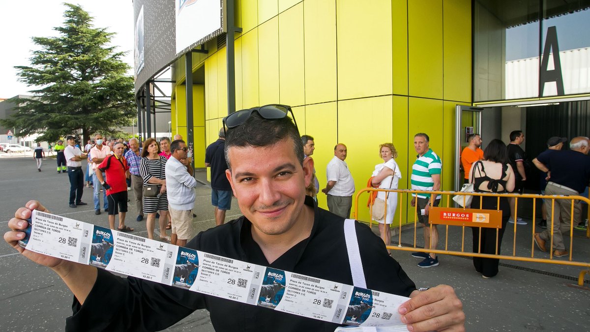 Un aficionado sonríe satisfecho y muestra las entradas que ha podido comprar esta mañana en las taquillas del Coliseum. TOMÁS ALONSO