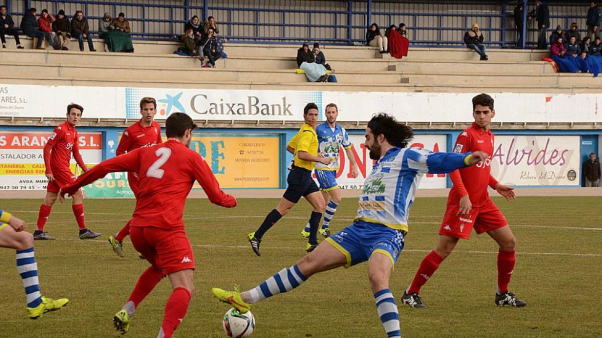 Toni Seoane intenta frenar al jugador del Sporting B Sergio en un lance del partido de ayer.-ALBERTO CALVO